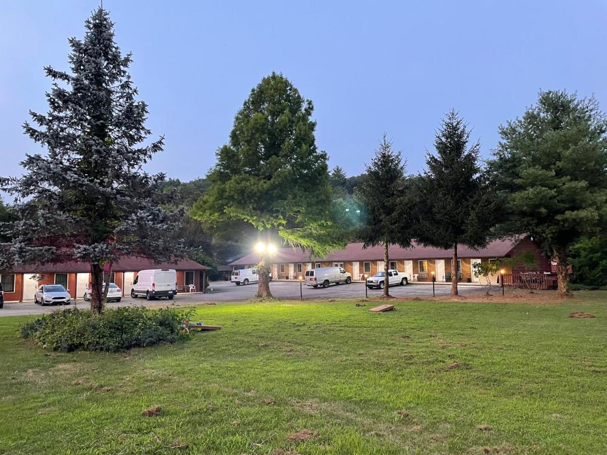 Spruce Pine Pine Valley Motel מראה חיצוני תמונה