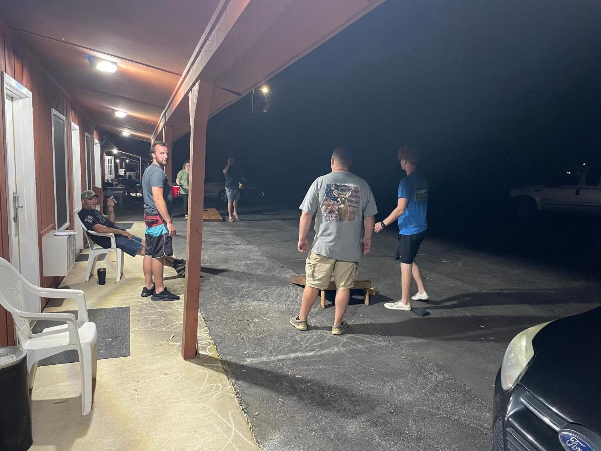 Spruce Pine Pine Valley Motel מראה חיצוני תמונה